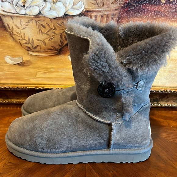 UGG Australia Bailey Button Gray Sheepskin  Winter Boots size 10 - Picture 2 of 13